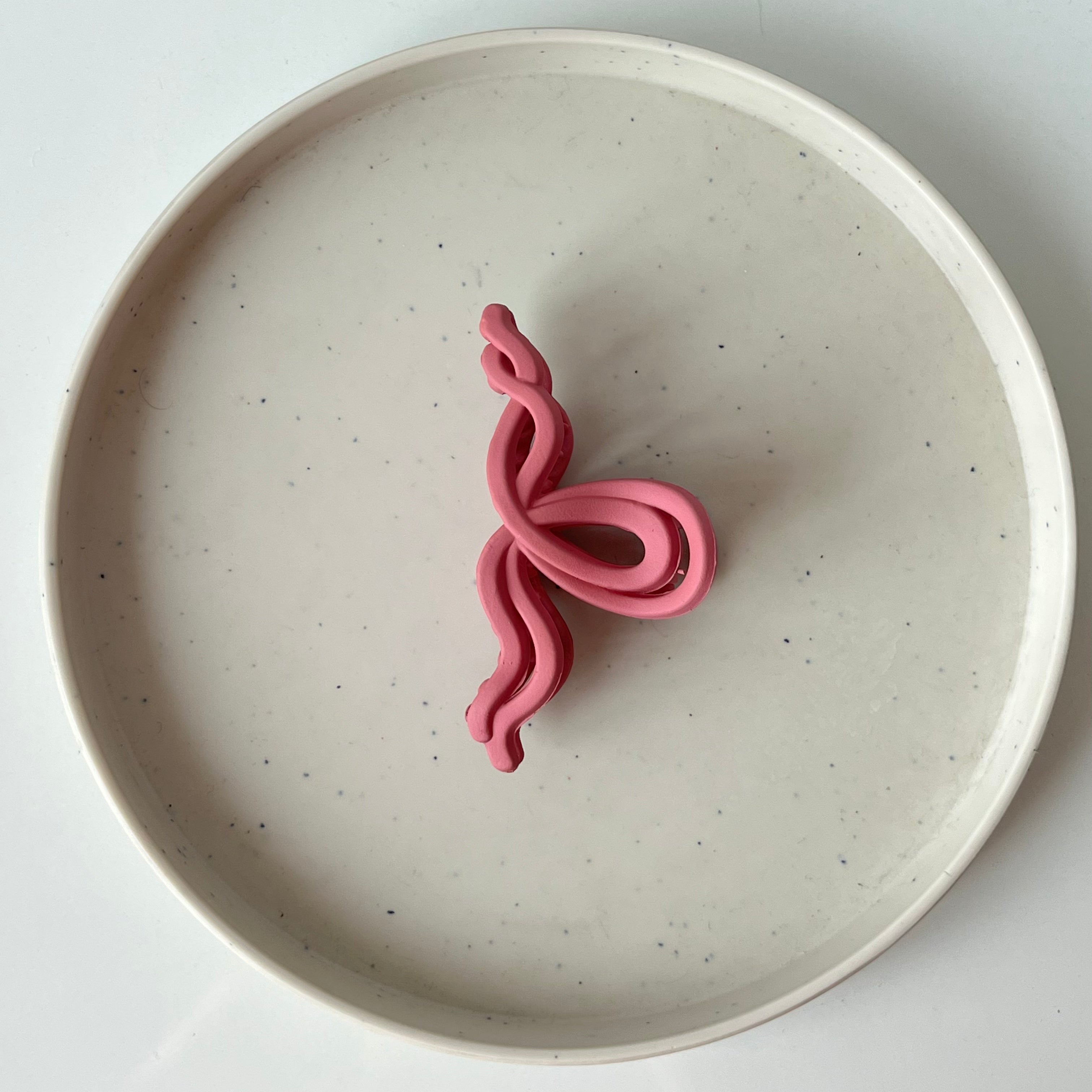 Matte Wave Bow – Medium Hair Claw